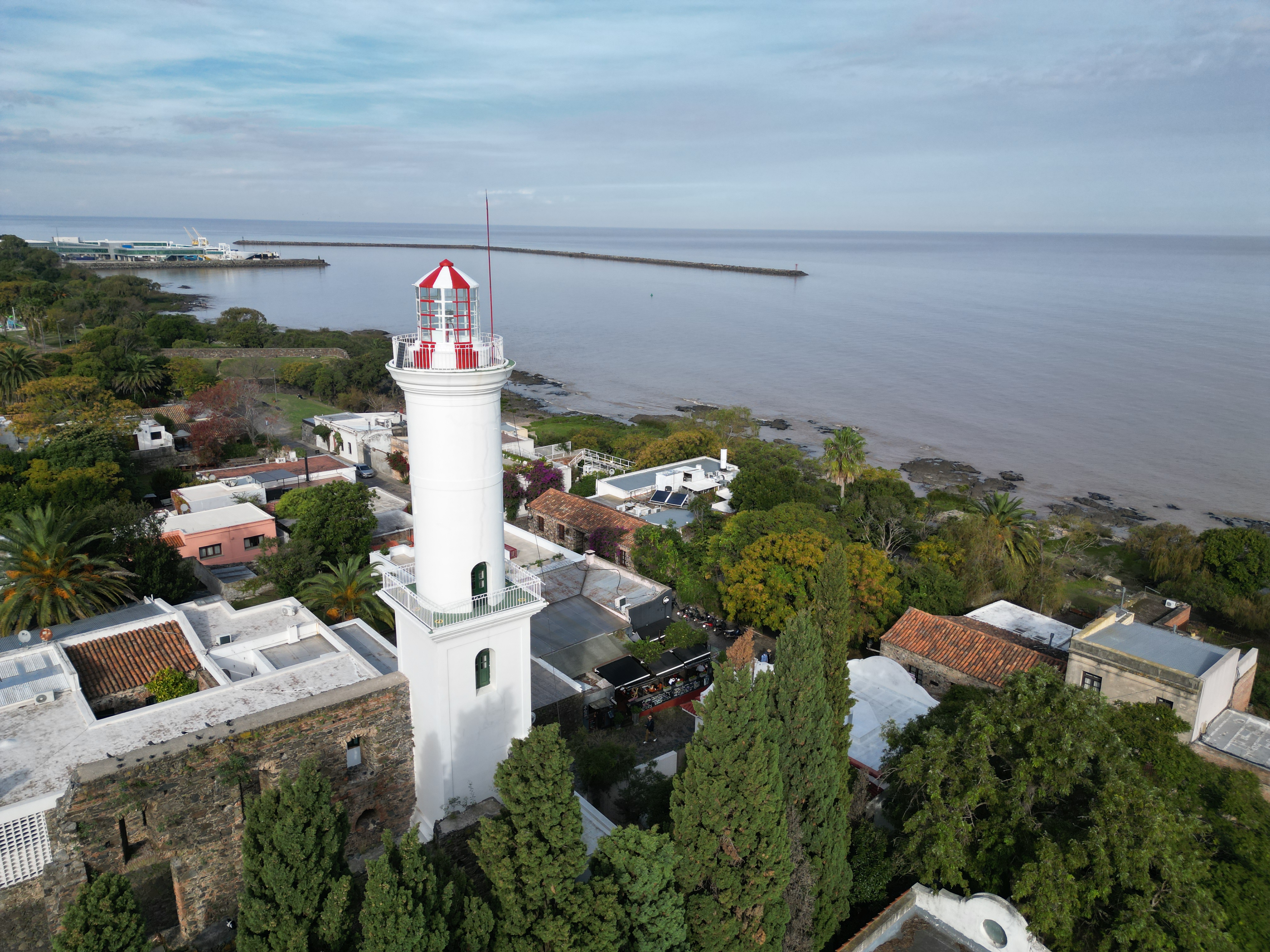 Faro de Colonia del Sacramento sobre las ruinas del convento de San Francisco