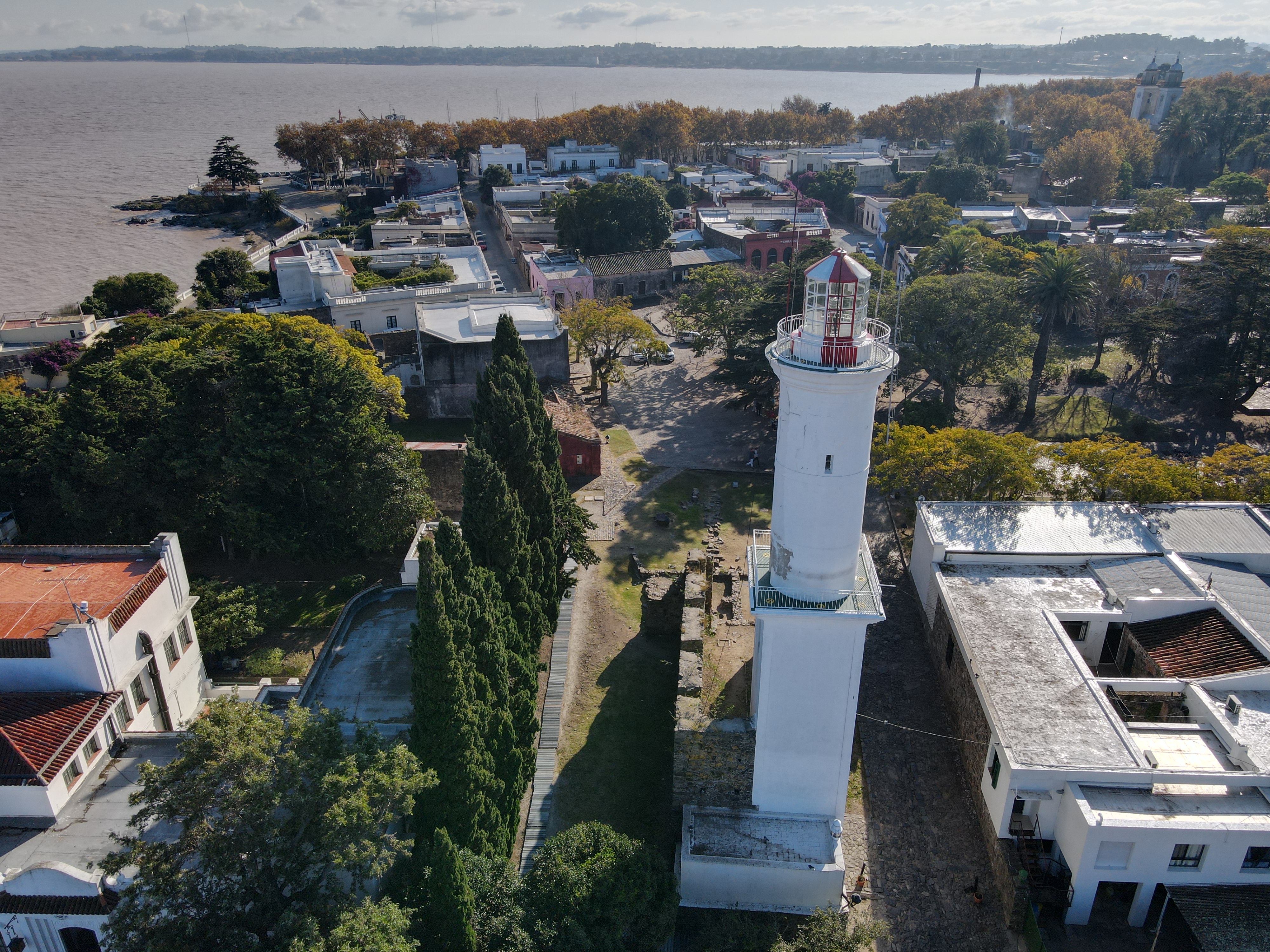 Faro de Colonia del Sacramento sobre las ruinas del convento de San Francisco