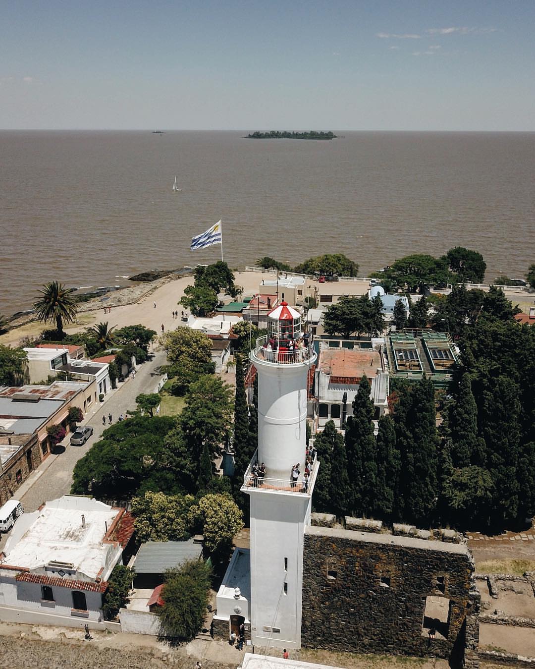 Faro de Colonia del Sacramento sobre las ruinas del convento de San Francisco