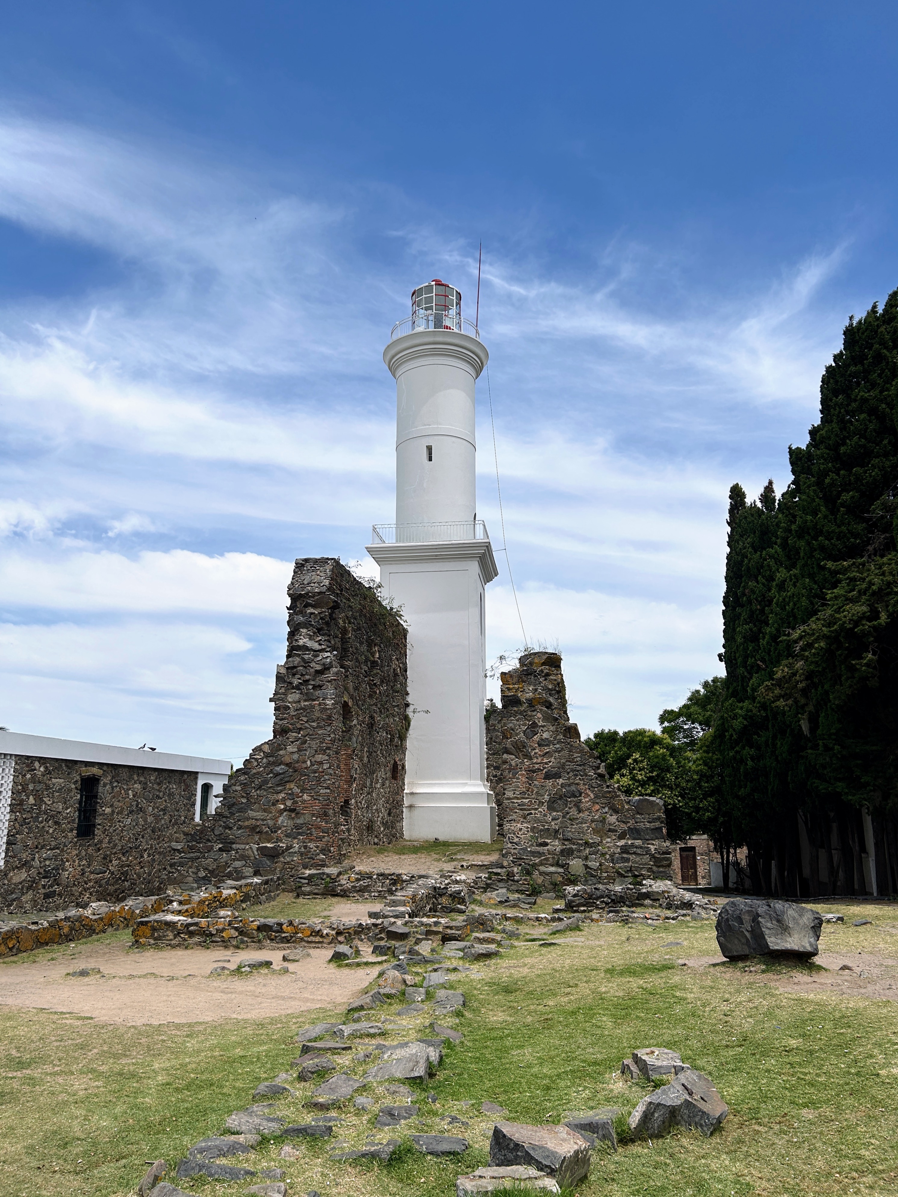 Faro de Colonia del Sacramento sobre las ruinas del convento de San Francisco