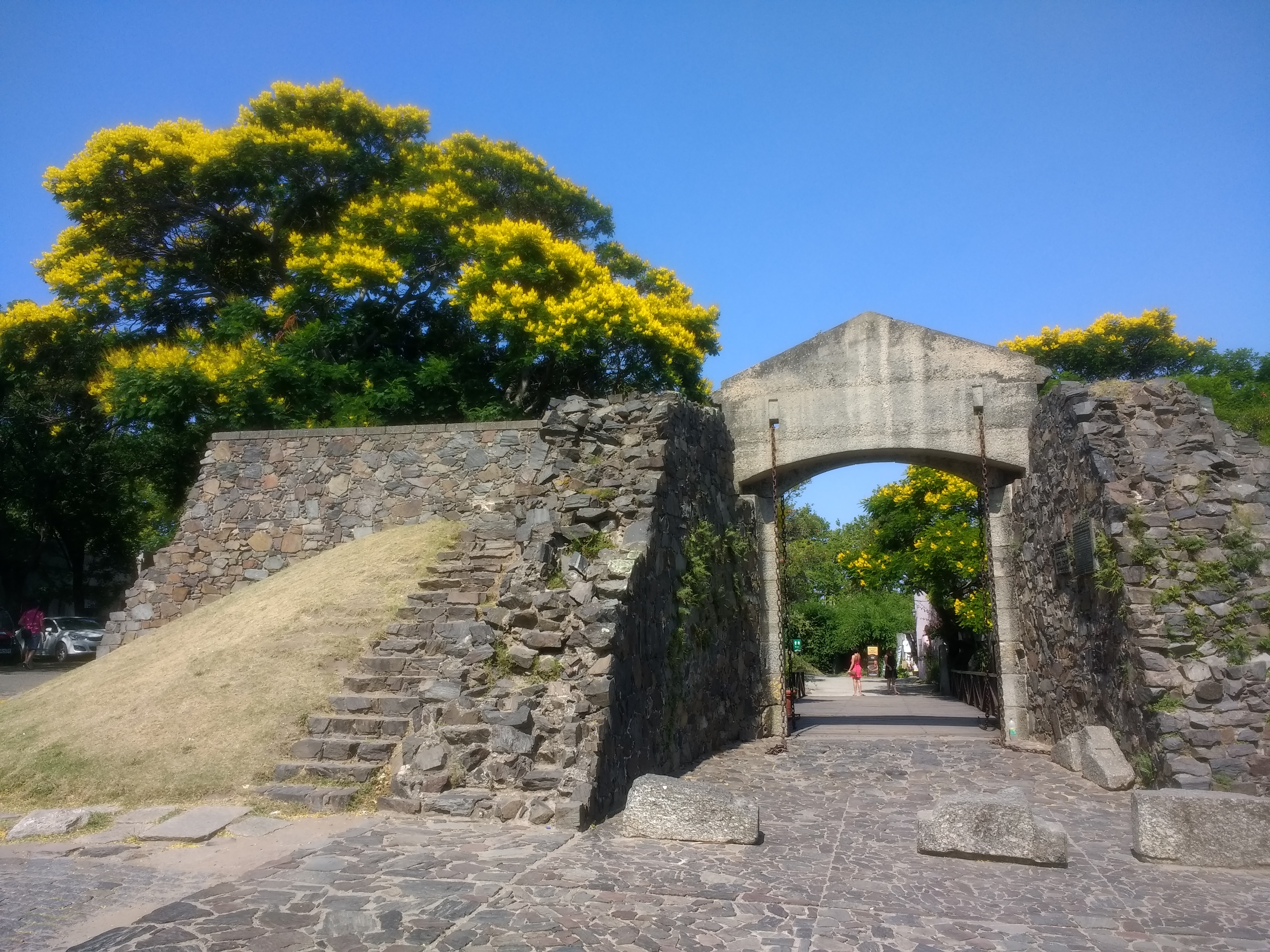 Faro de Colonia del Sacramento sobre las ruinas del convento de San Francisco