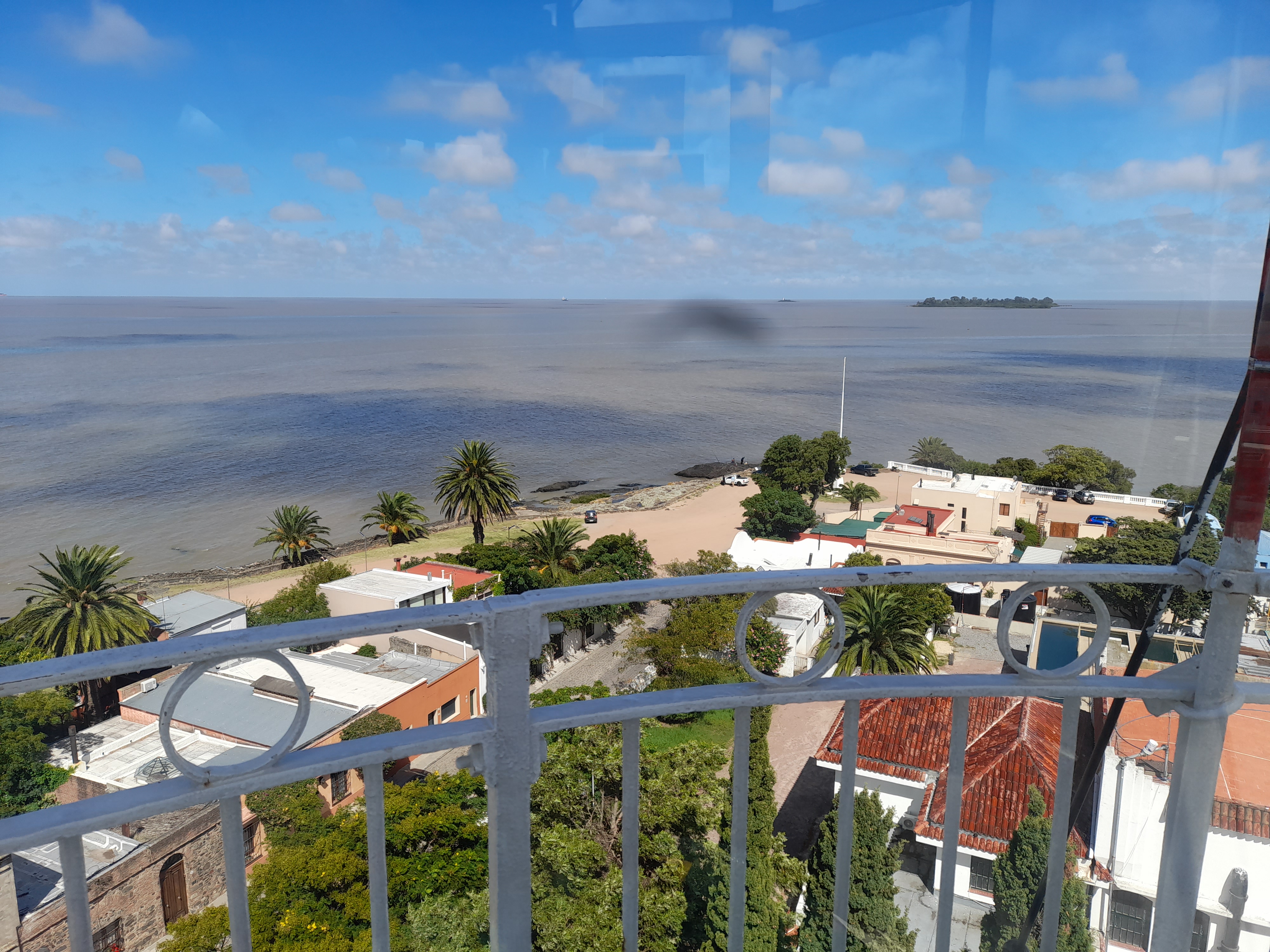Faro de Colonia del Sacramento sobre las ruinas del convento de San Francisco